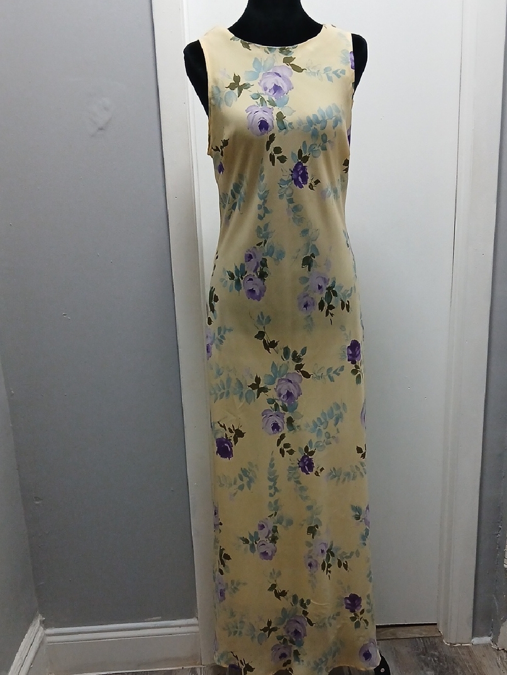Vintage- Sleeveless Floral Maxi Dress in Pale Yellow with Lavender Roses
